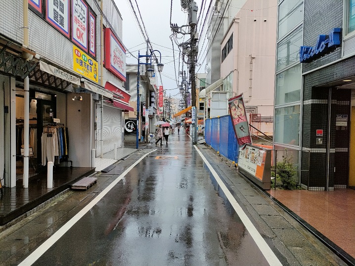 雨の大船商店街の朝の風景